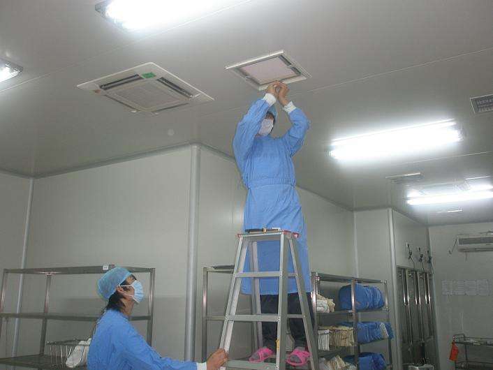 工作人员正在安装高效过滤器 工作人员正在安装高效过滤器