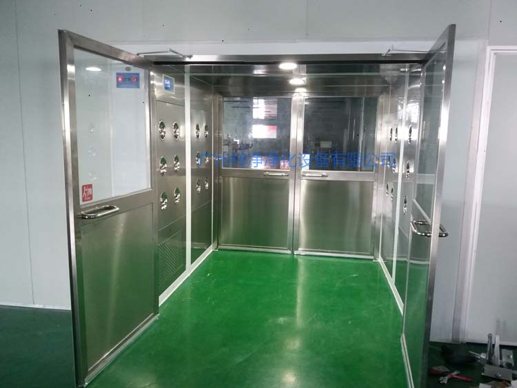 双开门货淋室前门打开,后门紧锁 防止洁净室与非洁净室空气对流。 双开门货淋室前门打开,后门紧锁 防止洁净室与非洁净室空气对流。
