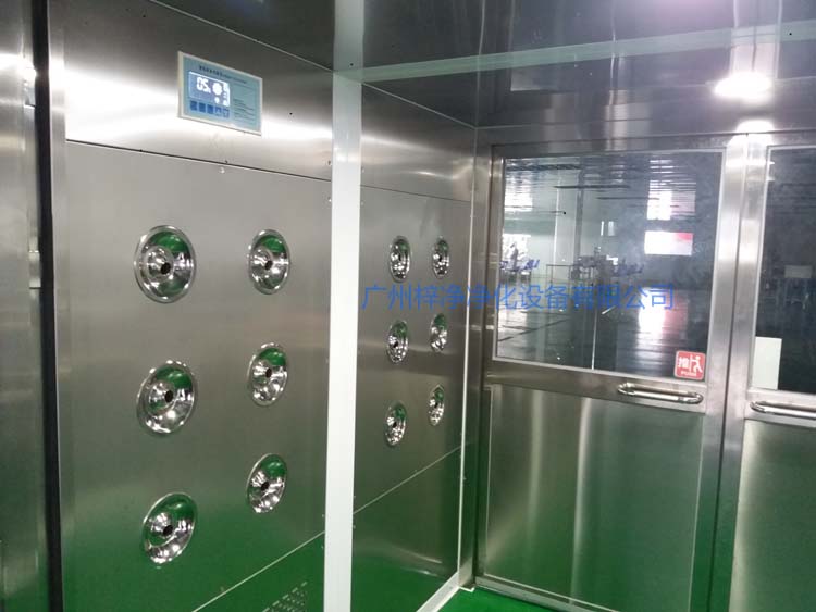 双开门货淋室工作区配智能控制器,方便人员使用操作。 双开门货淋室工作区配智能控制器,方便人员使用操作。