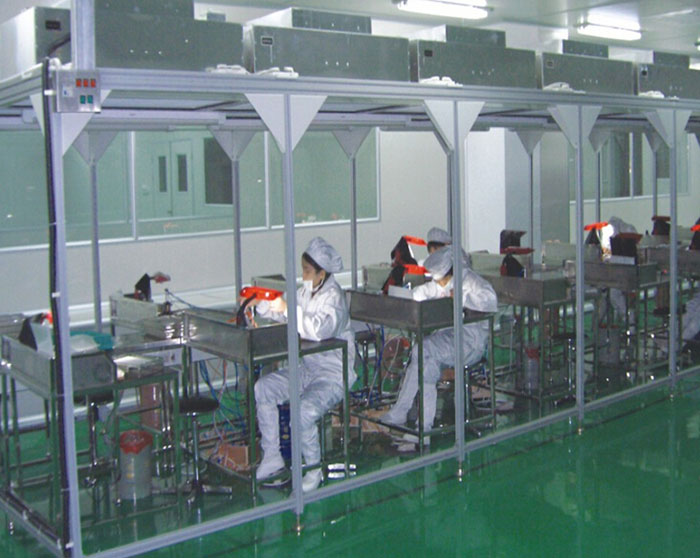 操作人员进入洁净棚前,应穿戴合格的洁净服、鞋、帽、口罩等防护用品。 操作人员进入洁净棚前,应穿戴合格的洁净服、鞋、帽、口罩等防护用品。
